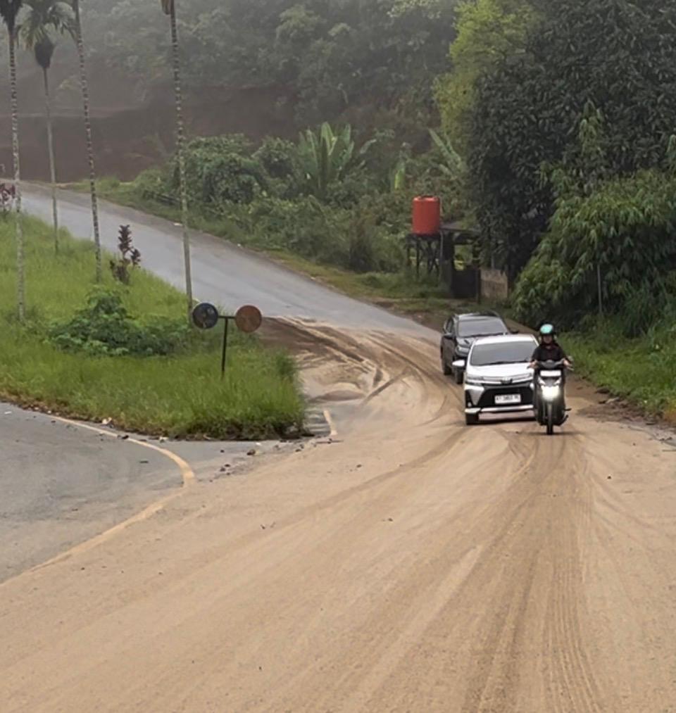 Luberan tanah menutupi aspal di kawasan gorong-gorong Waruk, pada jalan poros Linggang Bigung&ndash;Barong Tongkok, Kutai Barat, usai hujan lebat, Rabu (28/1/2026).