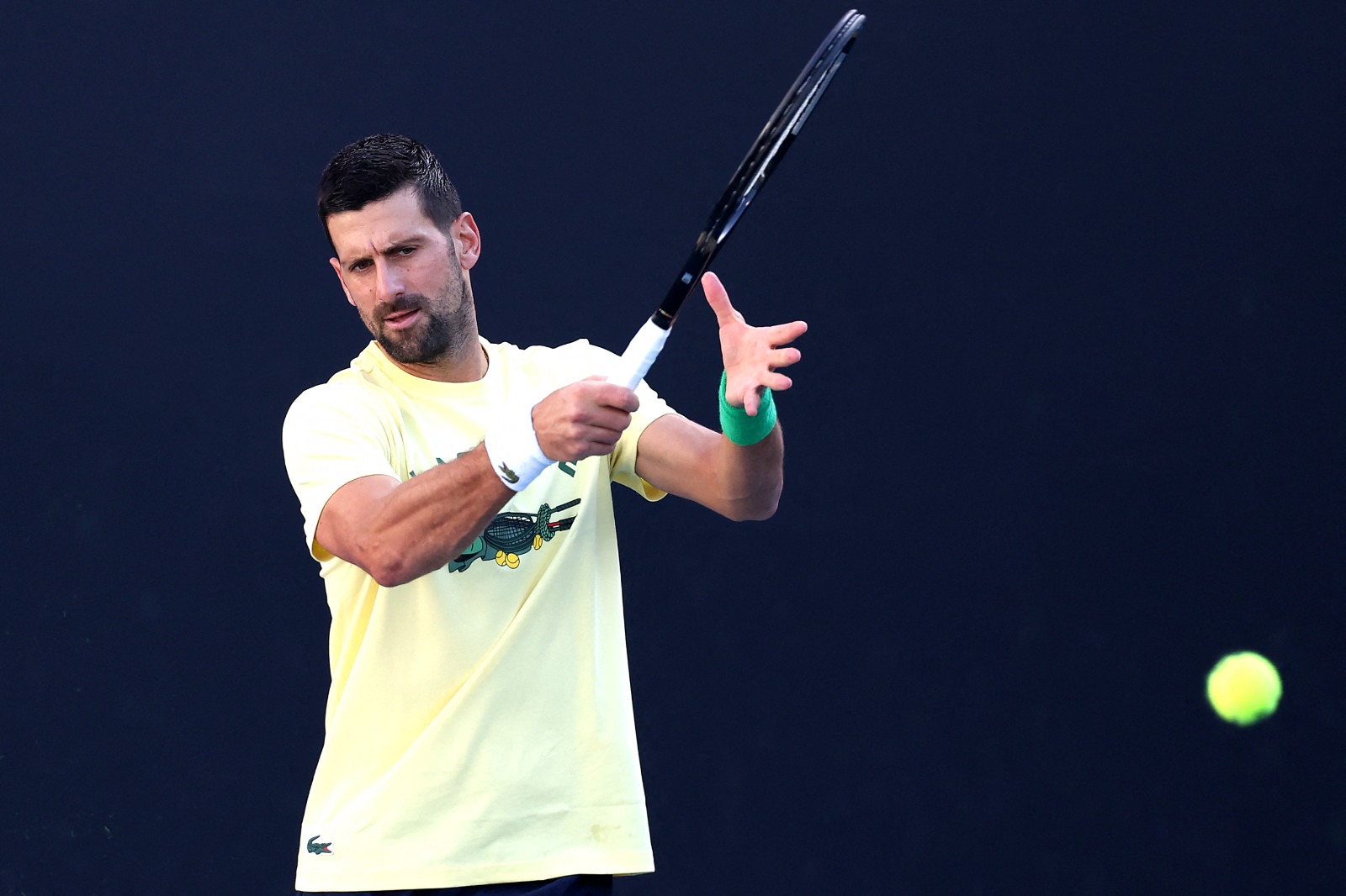 Novak Djokovic menjalani sesi latihan jelang laga perempatfinal Australian Open 2026 di Melbourne. Petenis Serbia itu membidik kemenangan ke-103 sepanjang penampilannya di Australian Open.