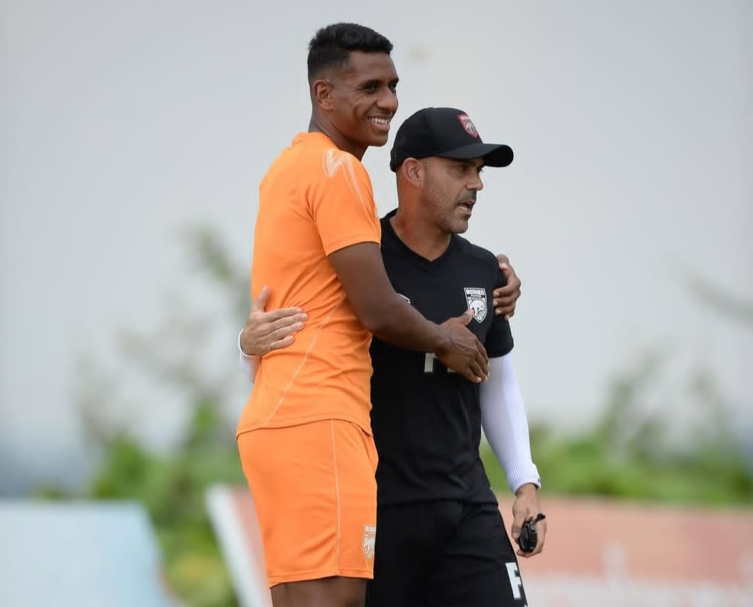 Bek asing Cleyton Santos mengikuti sesi latihan bersama Borneo FC di Samarinda usai didatangkan dari Persis Solo dengan status pinjaman. Kehadirannya memperketat persaingan lini belakang Pesut Etam.