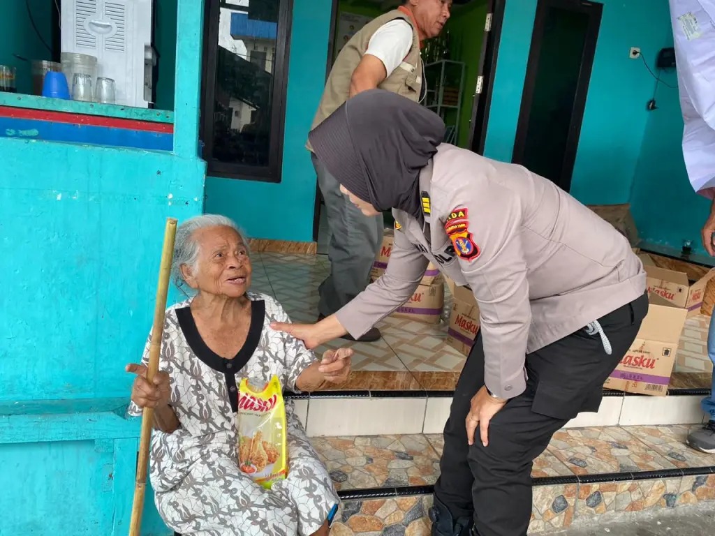 PEDULI: Polwan Polda Kalitm melakukan giat sosial di kawasan Prapatan, Balikpapan.