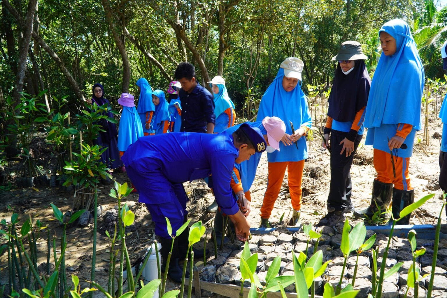 EDUKASI: Kepedulian lingkungan ditanamkan sejak dini pada anak. Edukasi dibutuhkan sebagai bekal di masa depan.