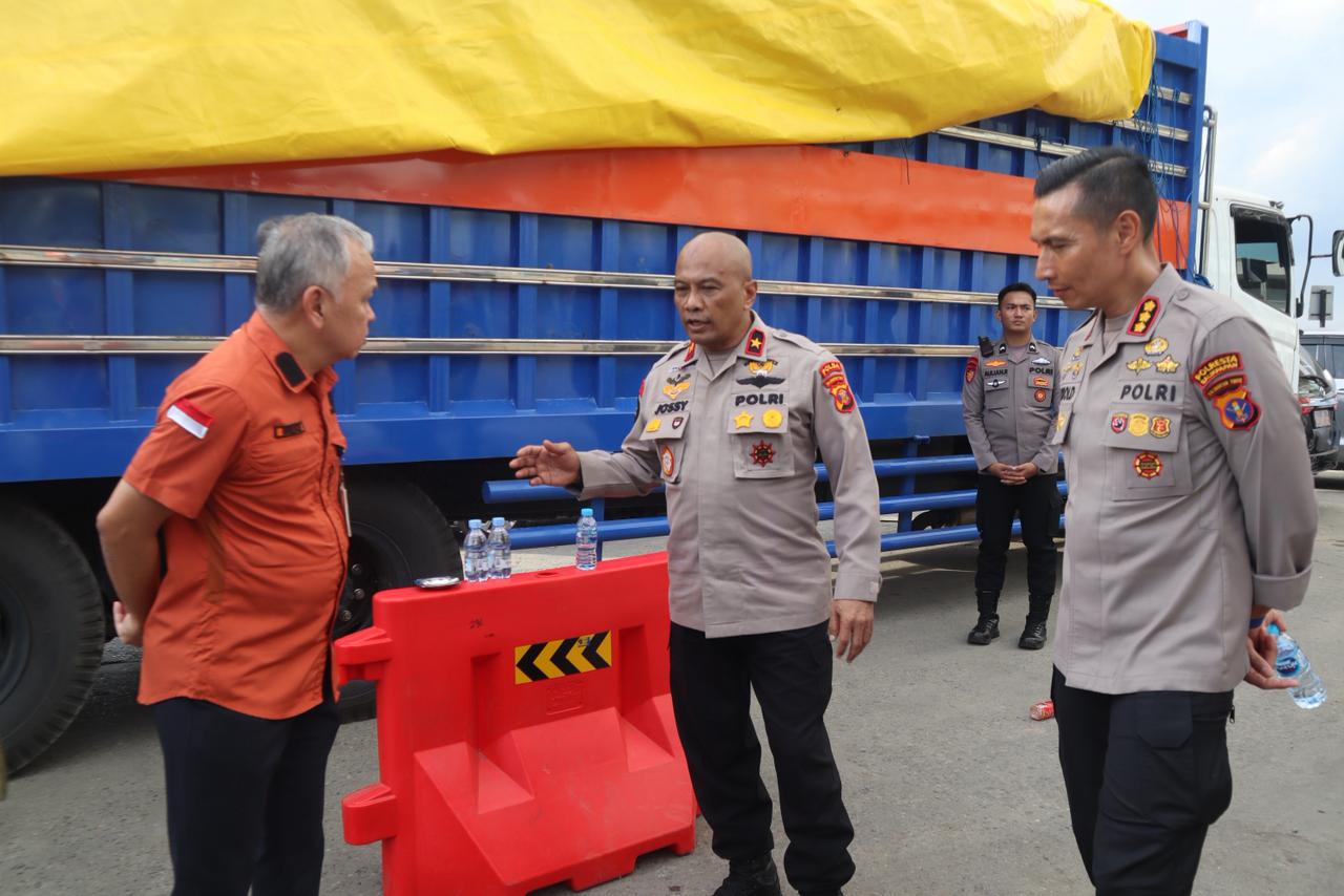 Wakapolda Kaltim Brigjen Pol Adrianto Jossy Kusumo meninjau langsung lokasi insiden kapal miring berjenis Dharma Kartika IX di Pelabuhan Semayang.