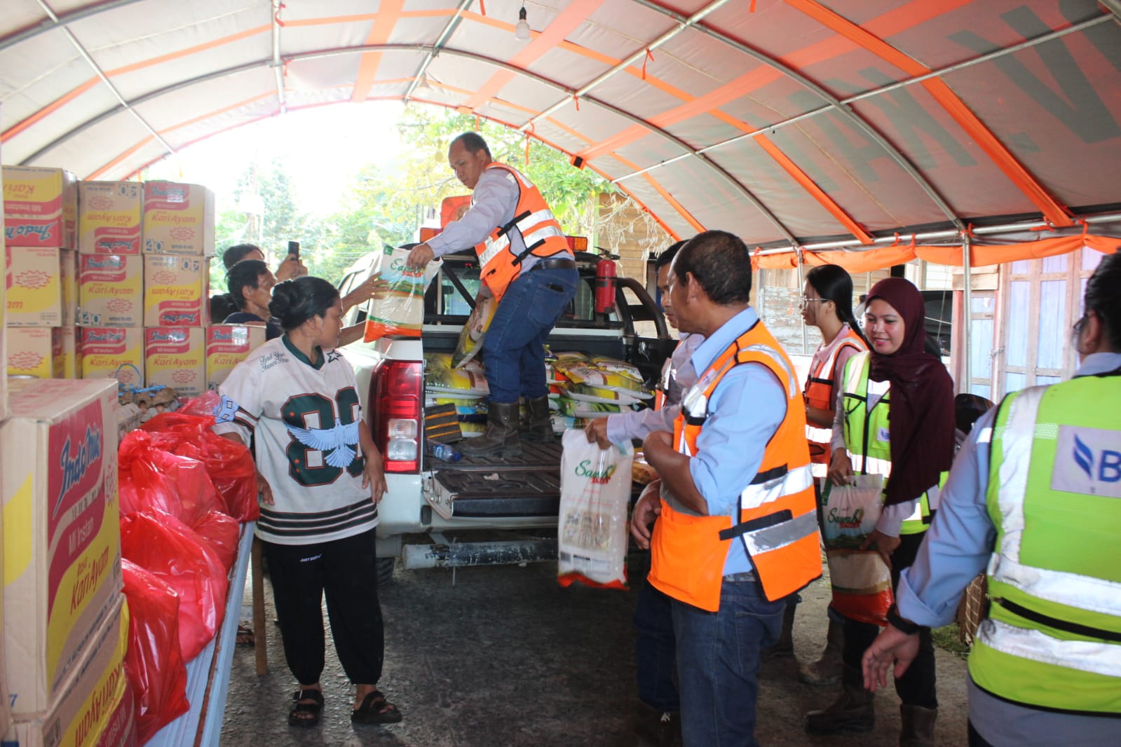 KEPEDULIAN: PT TCM menyalurkan bantuan tanggap darurat ke warga Benggeris yang menjadi korban longsor.