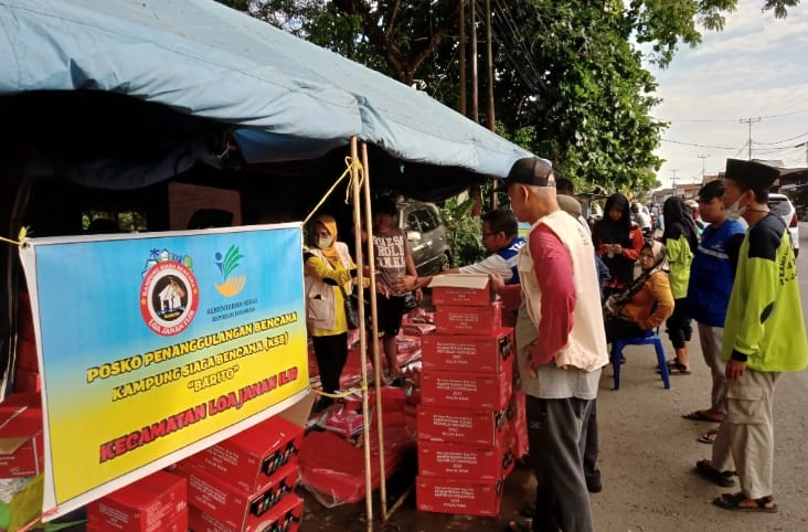 Selain melakukan penyelamatan, Kampung Siaga Bencana juga berfungsi sebagai lumbung logistik.