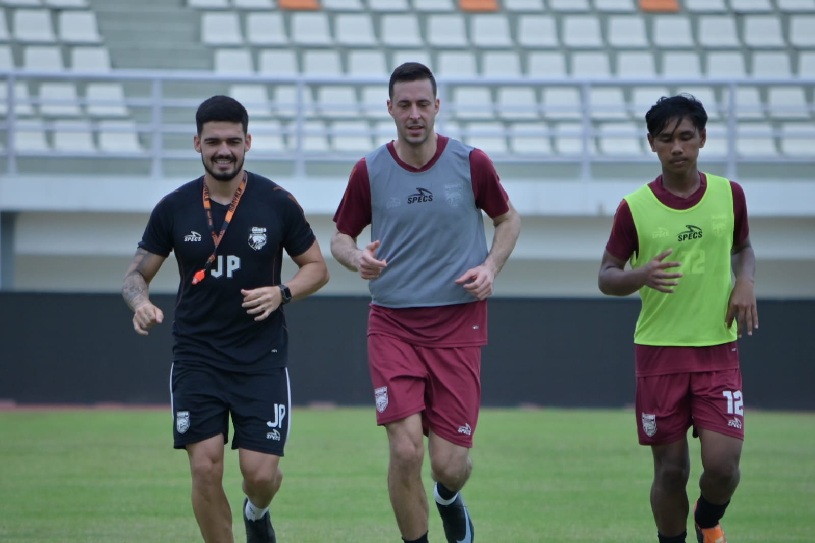 SUDAH BERGABUNG: Koldo Obieta (tengah) menjalani latihan perdana sebagai penggawa Borneo FC.