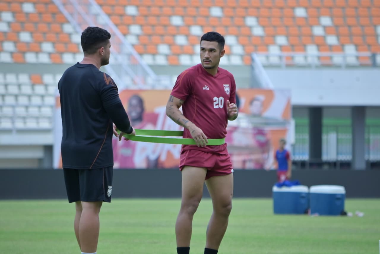 MASIH 50:50: Juan Villa (kanan) melakoni sesi latihan terpisah karena sedang masa pemulihan cedera. (DONI ADITYA HARYONO)
