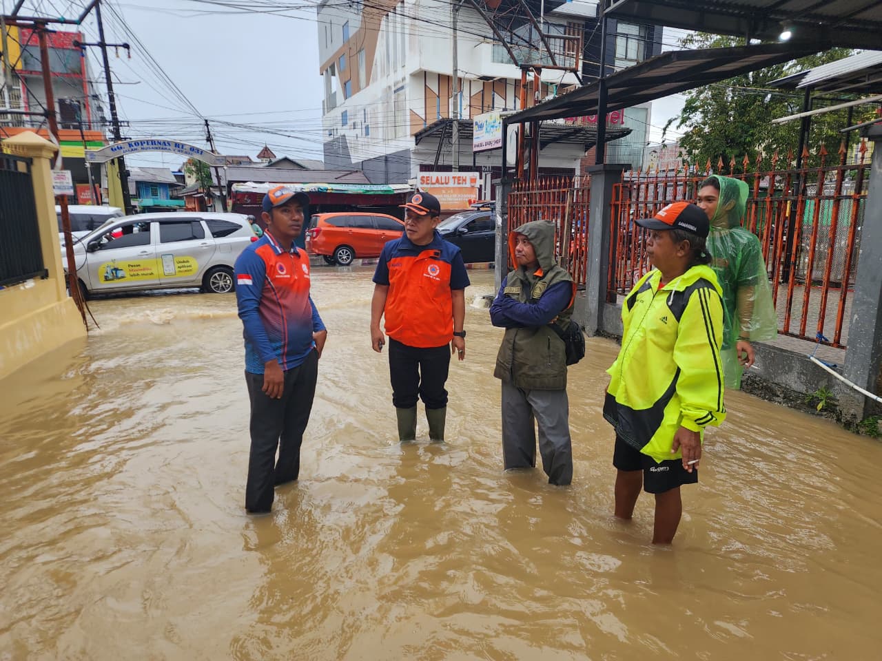 Suwarso (kedua kiri) bersama tim BPBD Samarinda mengecek genangan di Jalan Kenanga, Kecamatan Sungai Pinang, Samarinda, Rabu (28/1).