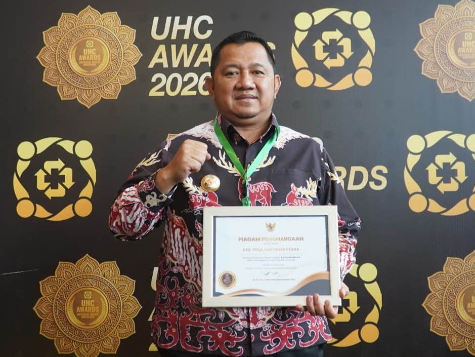 PENGHARGAAN: Mudyat Noor menunjukkan meraih Universal Health Coverage (UHC) Award 2026 Kategori Madya.