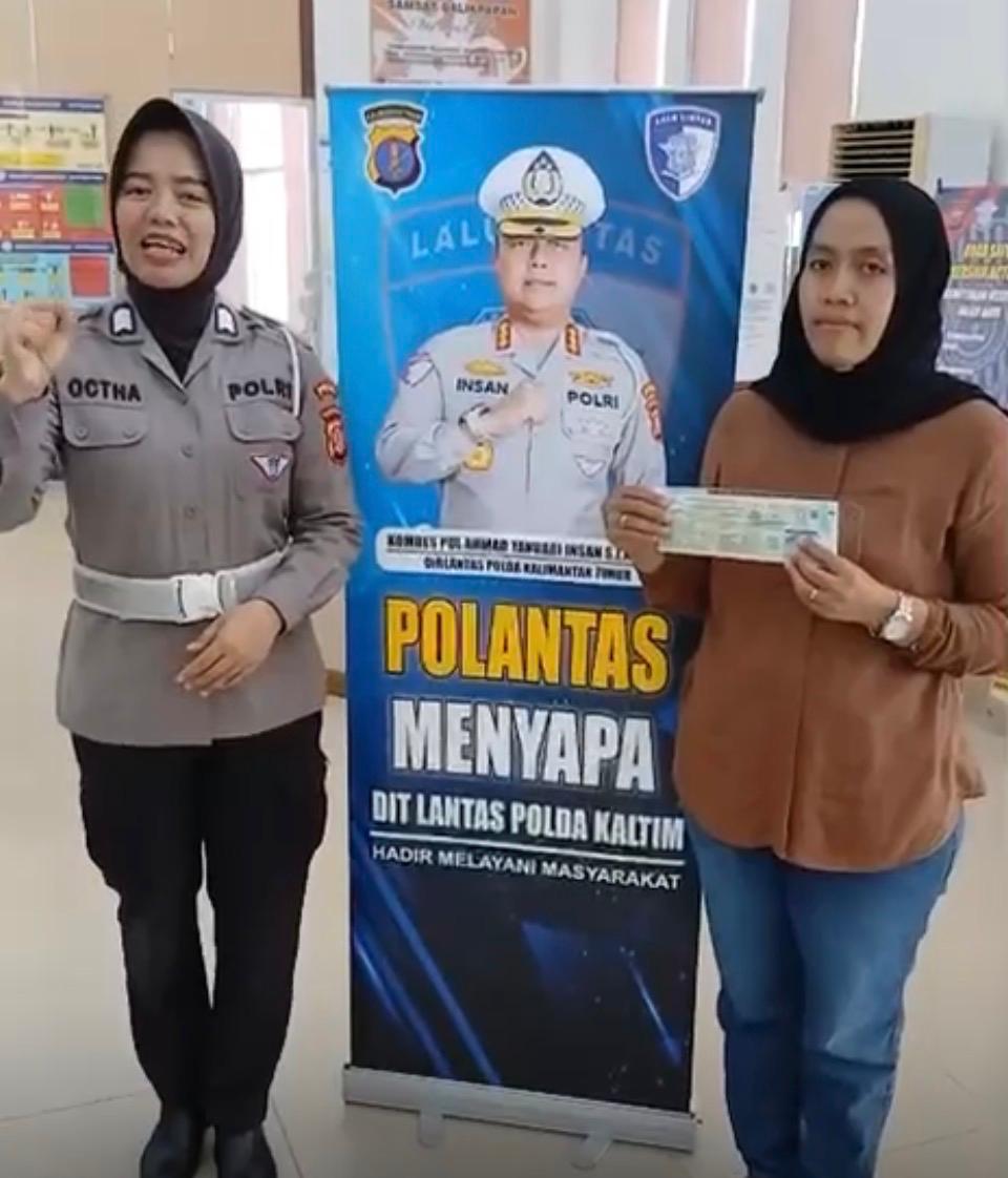 PELAYANAN: Personel Subdit Regident Ditlantas Polda Kaltim berbincang dengan wajib pajak di Samsat Markoni dan Batakan