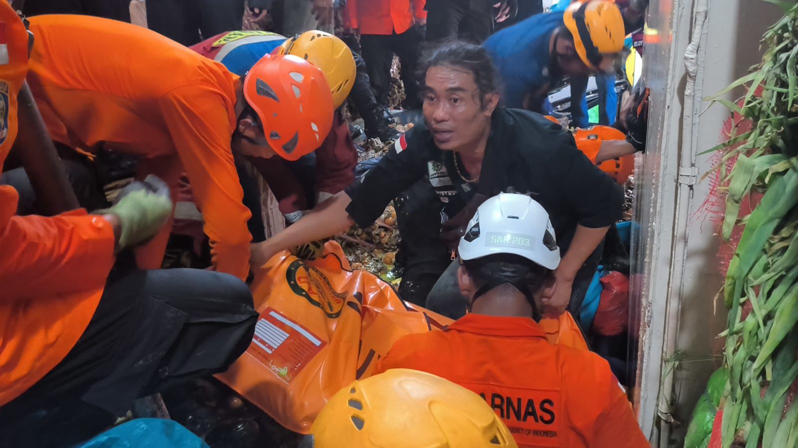 Proses evakuasi korban meninggal dunia karena tertimpa muatan logistik.