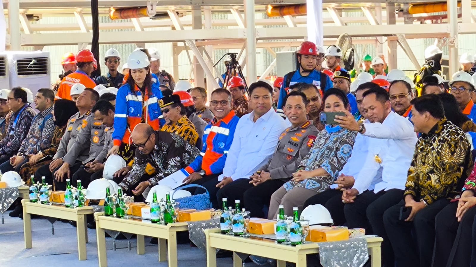 Sultan Kutai Kartanegara Ing Martadipura, H Aji Muhammad duduk di barisan depan besama jajaran menteri dan oejabat yang hadir. (Dwi Kurniawan Nugroho/ Bontang Post).