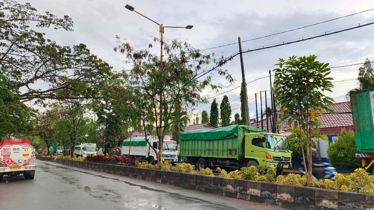 BERJEJER: Puluhan truk berjejer di kawasan akses ke pergudangan di Jalan Ir Sutami, akibat pembatasan kendaraan melintas di Jembatan Mahulu yang dialihkan ke Jembatan Mahakam IV.&nbsp;HAFIZ/KP