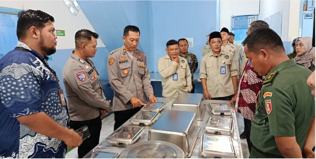 DUKUNGAN: TNI dan Polri PPU memberikan dukungan terhadap pemenuhan gizi anak sekolah.