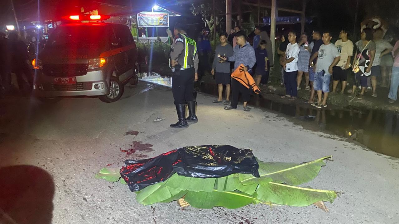 Petugas kepolisian melakukan olah TKP kecelakaan lalu lintas yang melibatkan sepeda motor dan bus di Jalan Yos Sudarso, Sangatta Utara, Kutai Timur, Rabu (28/1) malam.