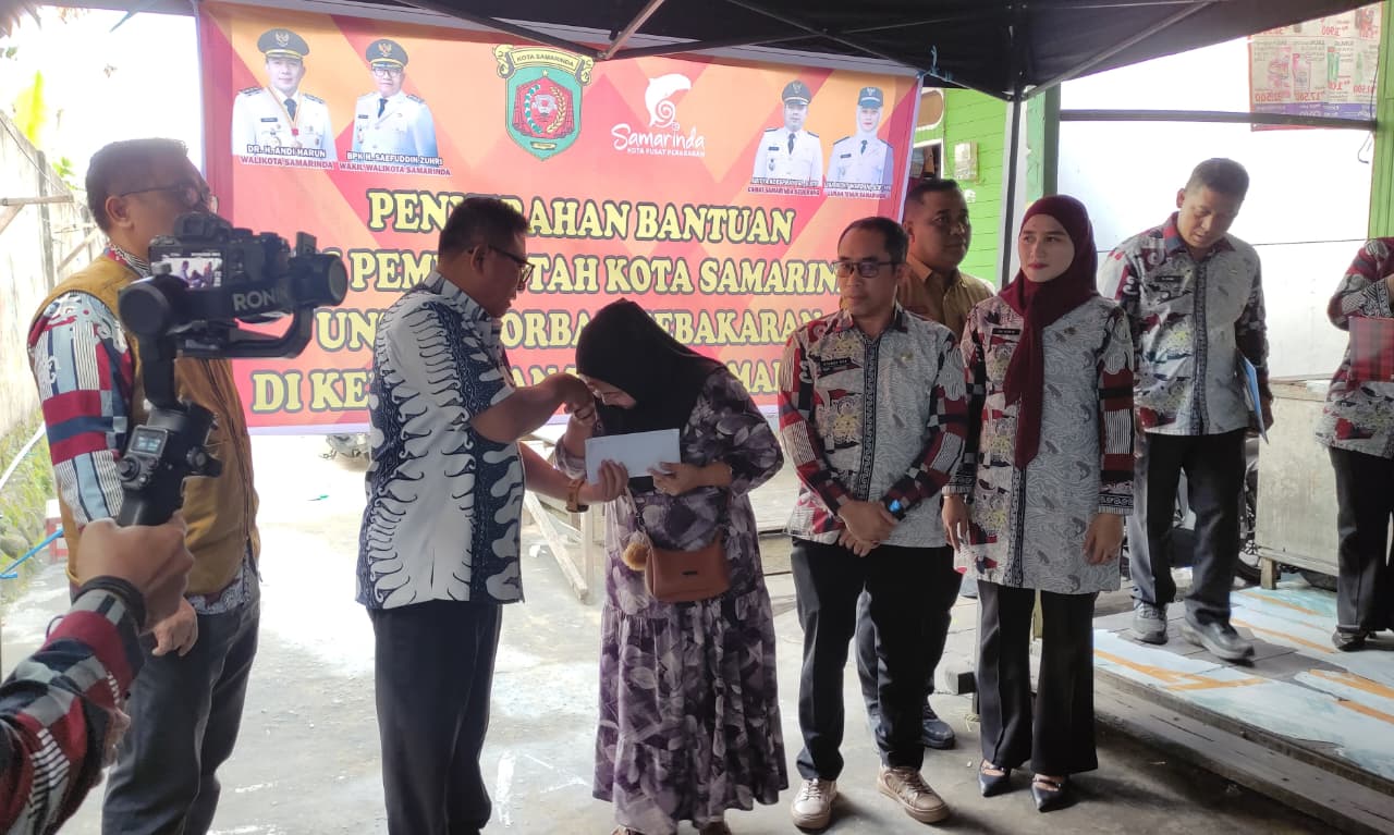 BANTUAN: Wakil Wali Kota Samarinda Saefuddin Zuhri menyerahkan bantuan musibah kebakaran di Jalan Pangeran Bendahara, Gang Abu Bakar RT 01, Kelurahan Tenun, Kecamatan Samarinda Seberang, Kamis (29/1).