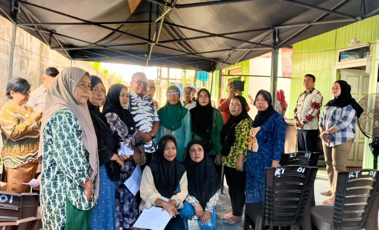 TERIMA BANTUAN: Warga terdampak kebakaran di Jalan Pangeran Bendahara, Gang Abu Bakar, Kelurahan Tenun, Samarinda Seberang, menerima bantuan dari Pemkot Samarinda, Kamis (29/1). HAFIZ/KP