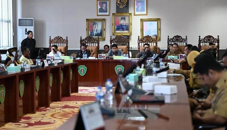 DPRD PPU bersama tokoh adat Paser berdiskusi mengenai upaya pelestarian adat dan budaya lokal.