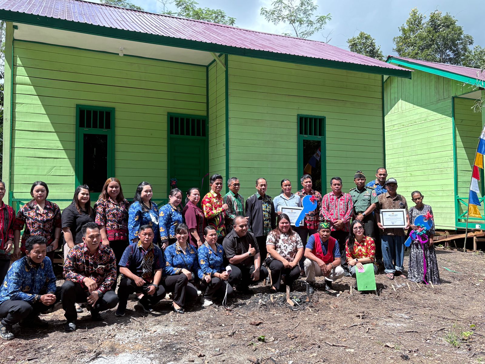 Asisten II Setdakab Kubar saat serahkan bantuan untuk korban bencana di Muara Bunyut.