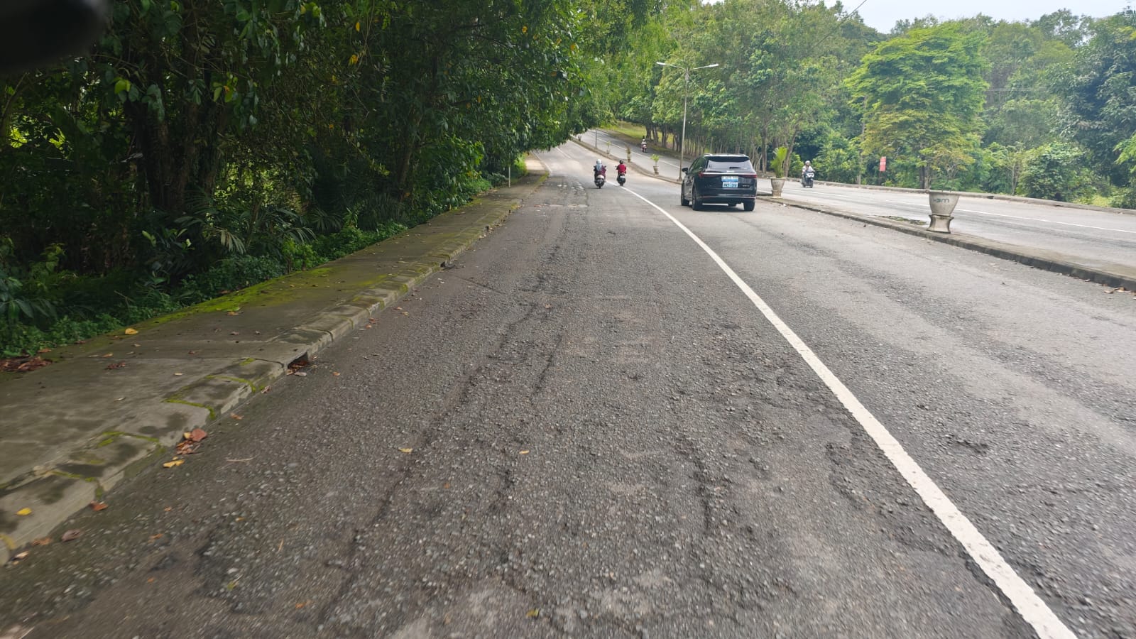 BERGELOMBANG: Kondisi ruas Jalan Cipto Mangunkusumo Bontang yang membutuhkan penanganan agar tidak terjadi kecelakaan lalu lintas. (ADIEL KUNDHARA/KP)