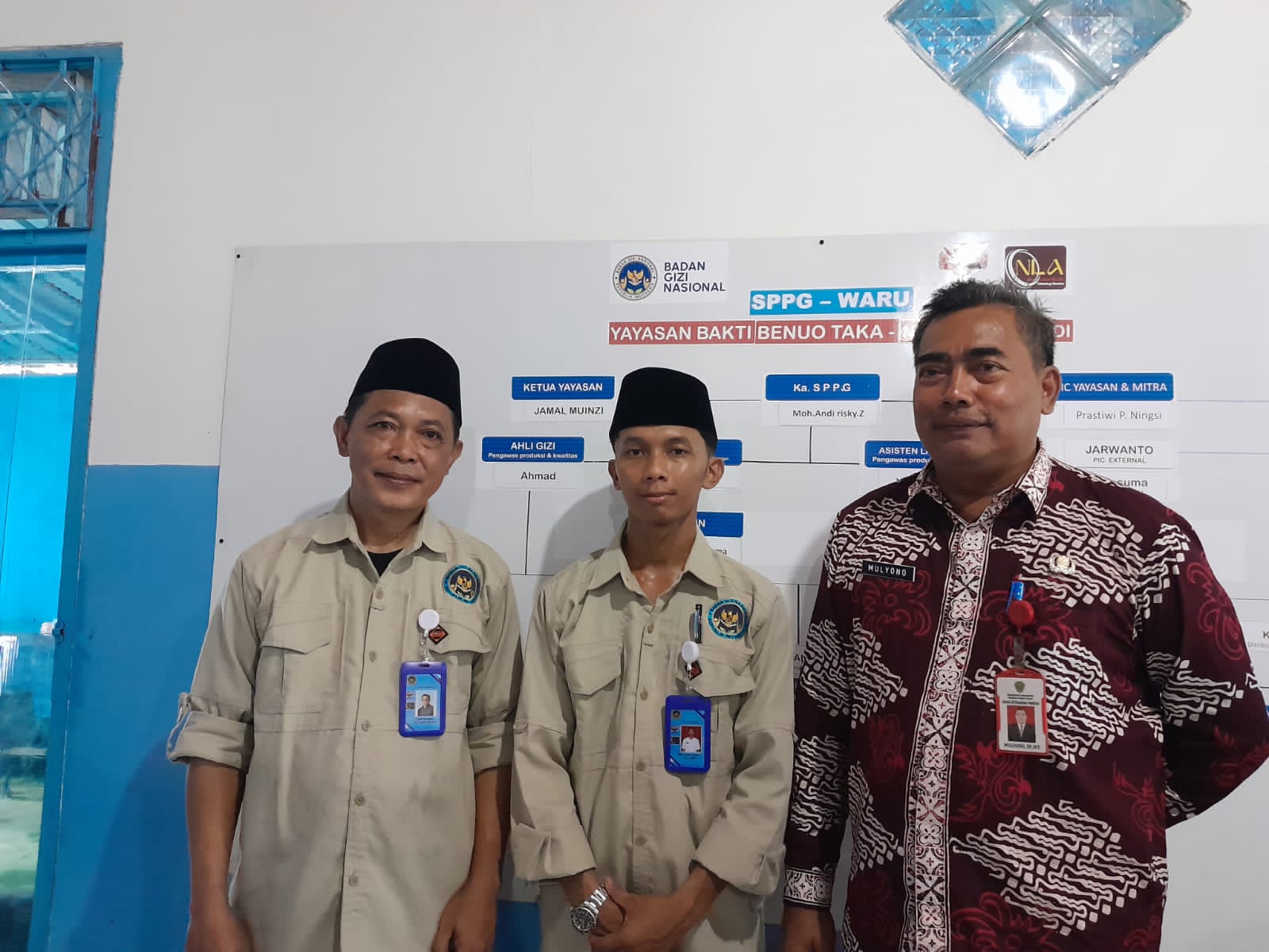 &nbsp;Mulyono (kanan) bersama Kepala SPPG Waru, Moh Rizki (tengah).
