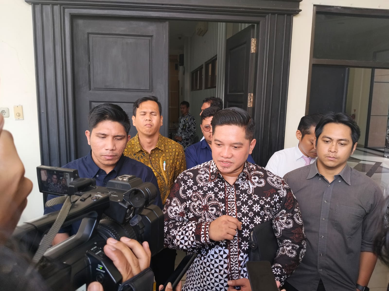 Hendrik Kusnianto (tengah), perwakilam tim pembela Dayang Donna Walfiaries Tania memastikan kliennya bakal mengajukan nota pembelaan. (Bayu/KP)