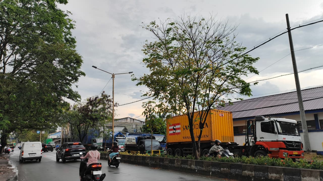 DIARAHKAN: Sejumlah sopir mengaku terpaksa parkir bukan pada tempatnya lantaran diarahkan lewat grup WhatsApp, seperti di Jalan Ir Sutami, Sungai Kunjang.