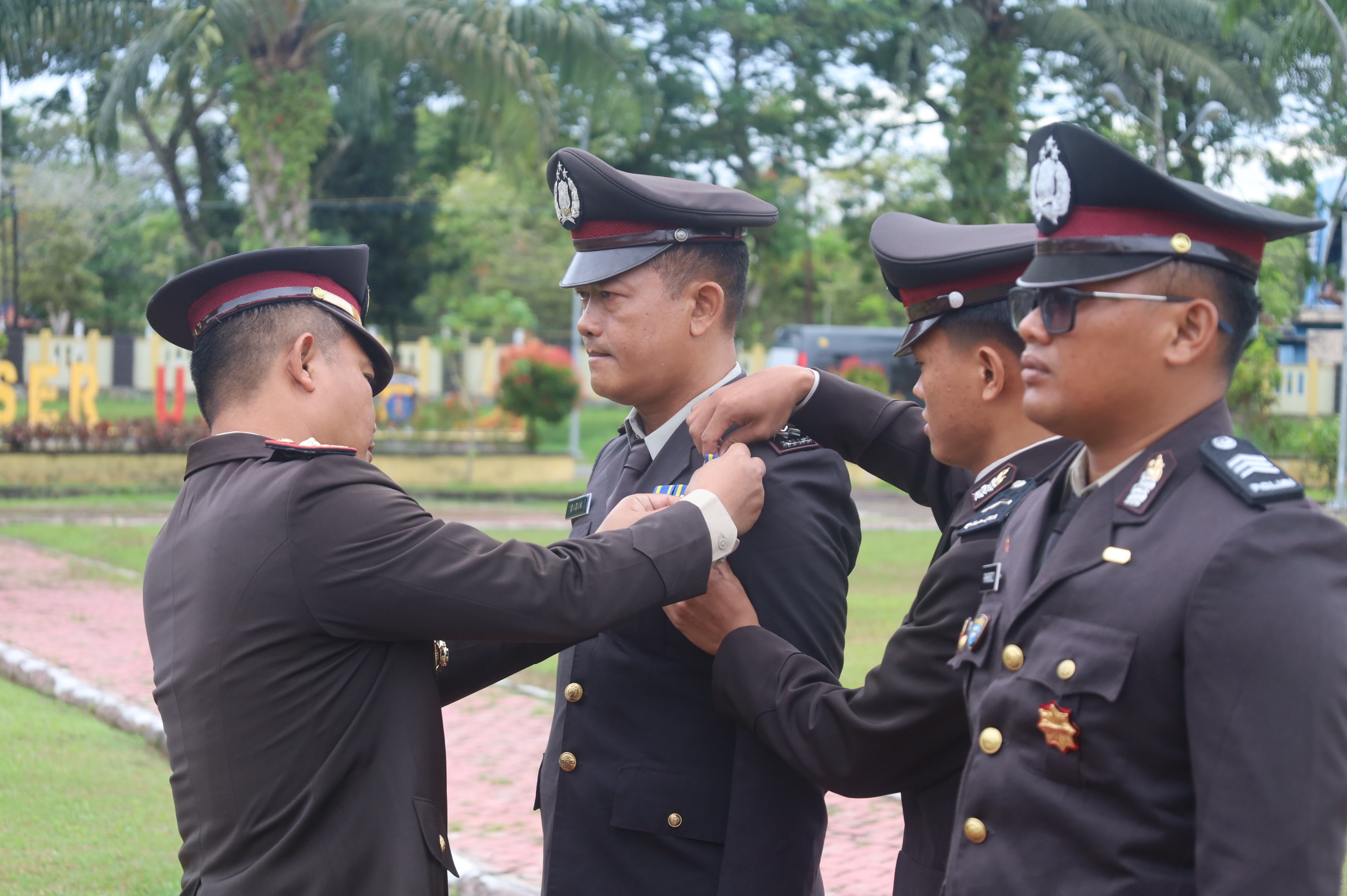 PENGHARGAAN: Satu dari dua belas personel Polres PPU yang menerima penghargaan atas dedikasi kerja.