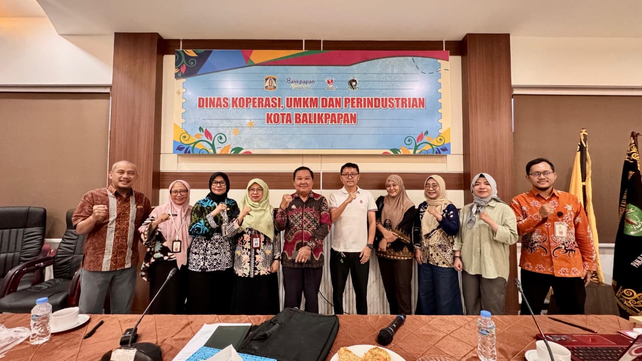 Tony Isa Ansyari (lima kiri) bersama para panitia setelah rapat perdana di Aula Kantor Dinas Koperasi UMKM dan Perindustrian Balikpapan, Kamis (29/1). (FOTO ULIL/KP)