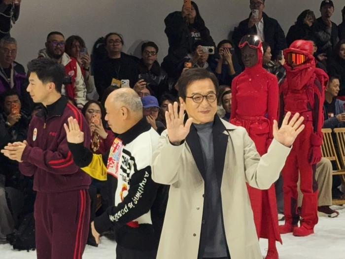 HEBOH: Aktor legenda, Jackie Chan, saat membuat heboh panggung mode di Milan.