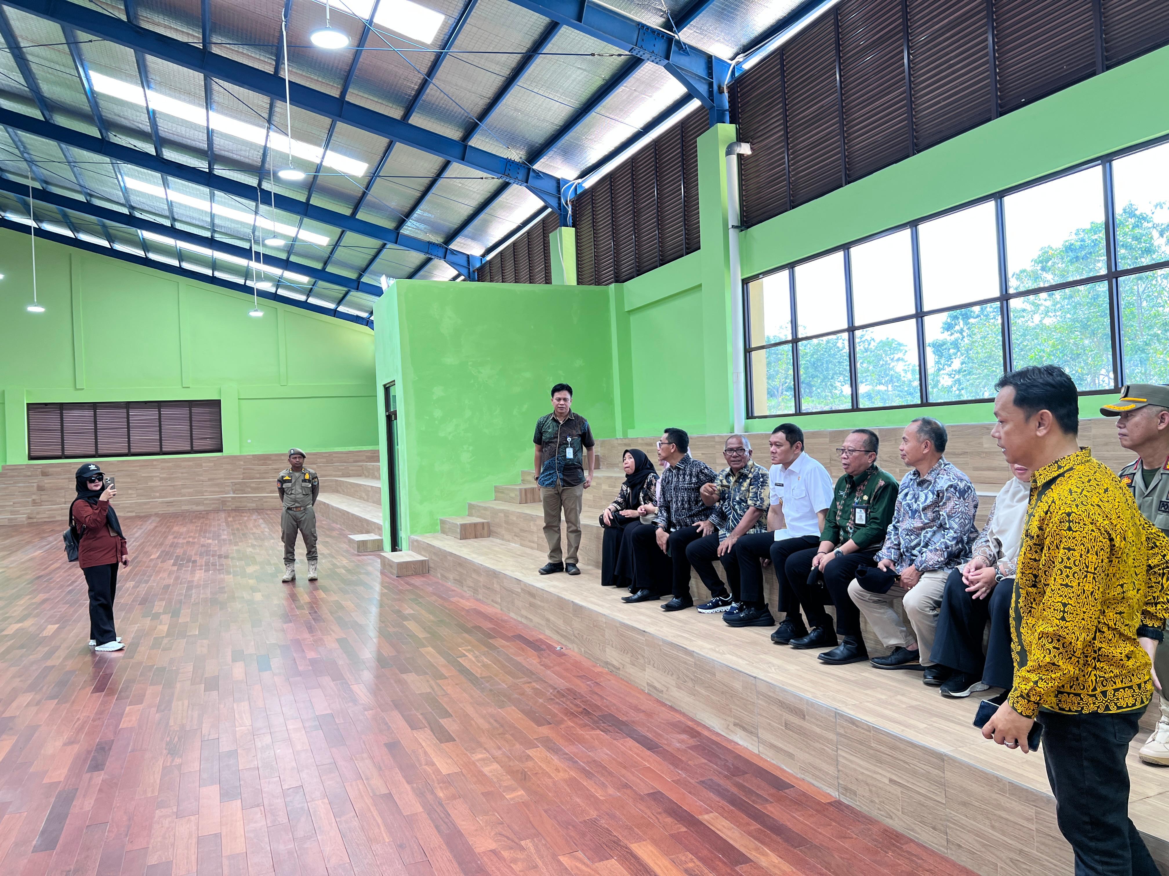 Bupati Paser dr Fahmi Fadli saat meninjau venue GOR Bela diri di perkantoran Stadion Saduranges, Kamis (29/1/2026).