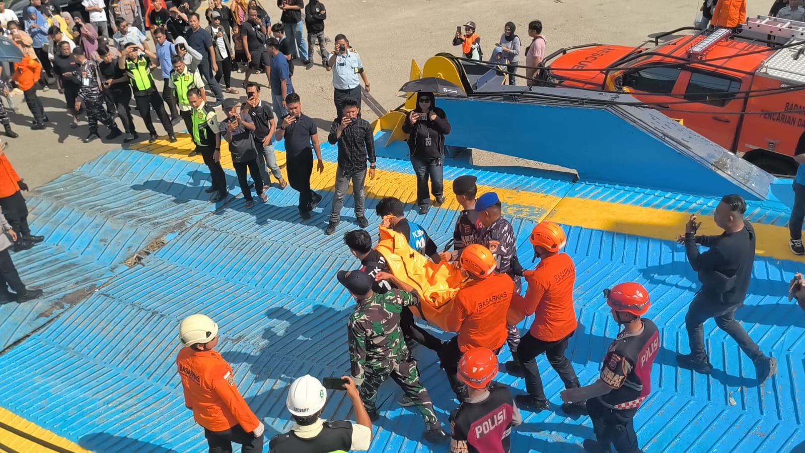 Insiden KM Dharma Kartika IX miring membuat tiga nyawa melayang karena tertimpa muatan logistik.  &nbsp;