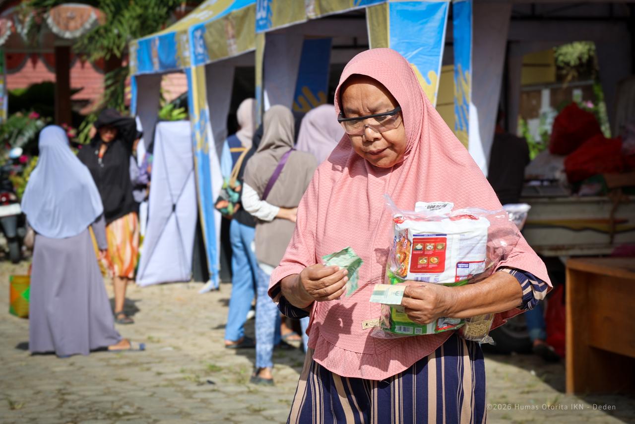 JAGA HARGA: Otorita IKN menggelar pasar murah di Sepaku, PPU.