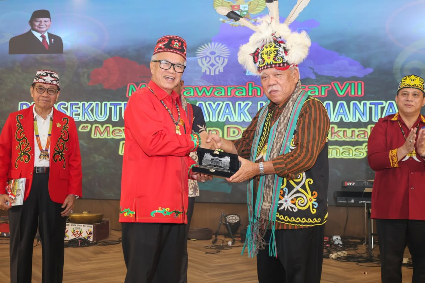 MUBES: Ketua Umum Persekutuan Dayak Kaltim, Syaharie Jaang (kiri) bersama Kepala Otorita IKN, Basuki Hadimuljono saat pembukaan Mubes VII PDKT di IKN.