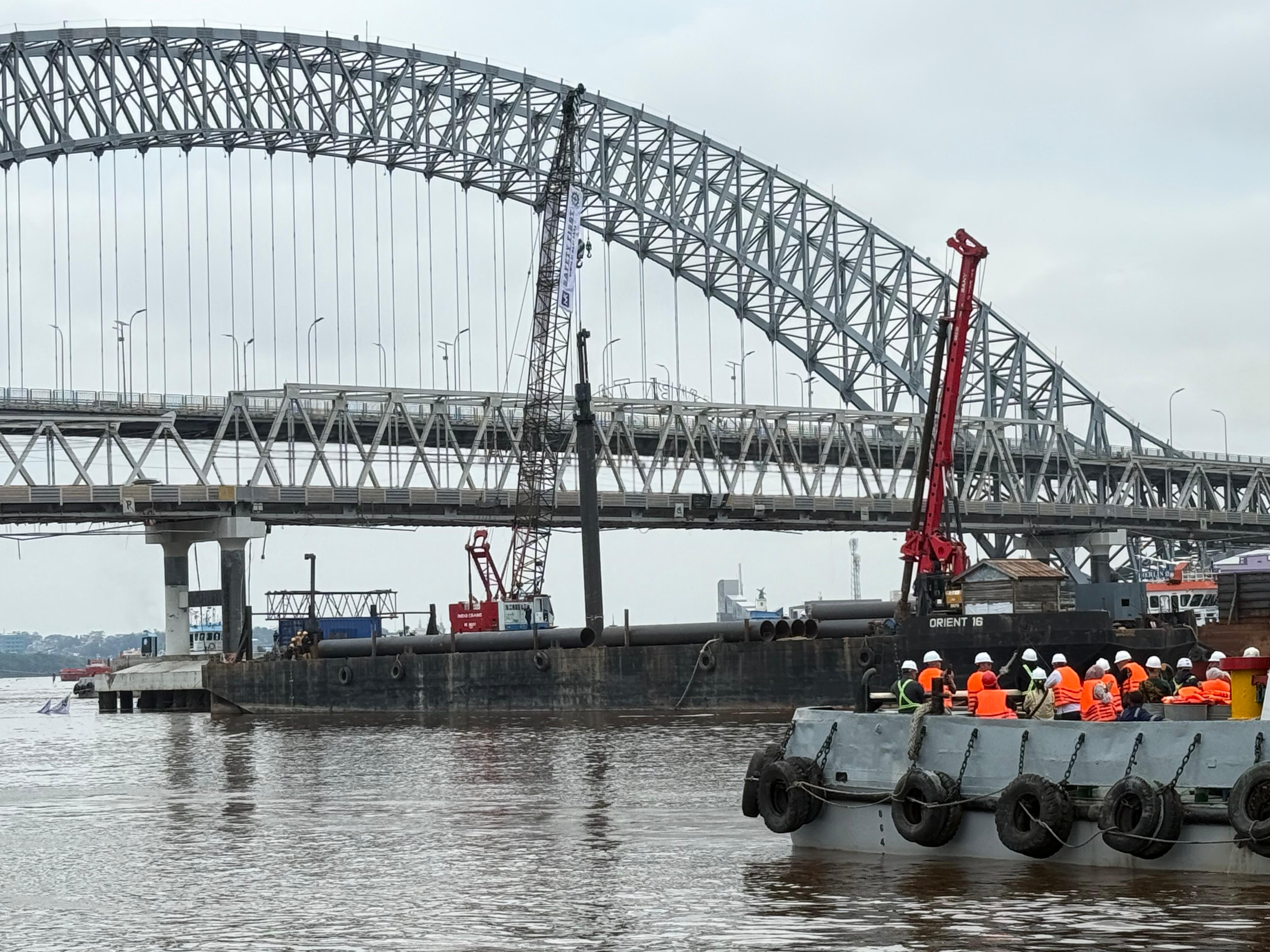 DITARGETKAN: Pekerjaan konstruksi fender dan dolphin Jembatan Mahakam dalam proses, dan tiga bulan ke depan harus rampung.