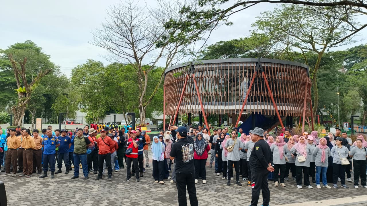 Simulasi kebencanaan sekaligus kerja bakti di kawasan Taman Cerdas, Jalan S Parman, Jumat (30/1/2026).
