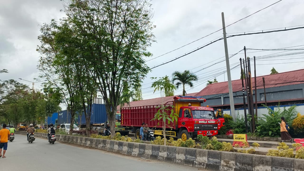 Puluhan truk parkir di Jalan Ir Sutami akibat pengalihan arus dari Jembatan Mahulu ke Jembatan Mahakam IV.  &nbsp;