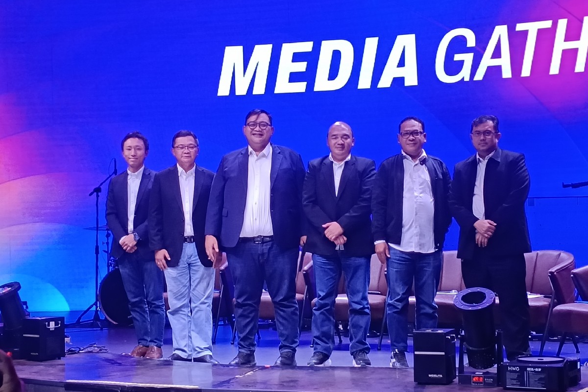 Dony Saputra, Deputy 4W Sales & Marketing Director PT Suzuki Indomobil Sales (ketiga kiri), saat acara Suzuki Media Gathering 2026 di Jakarta.