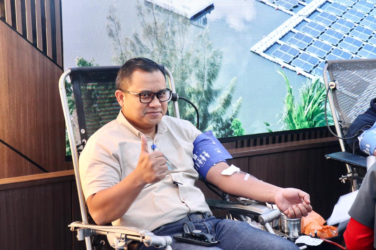 Manager PLN Indonesia Power UBP Mahakam Firman Ramdan berpartisipasi langsung dalam kegiatan donor dalam rangka Bulan K3 Nasional 2026.