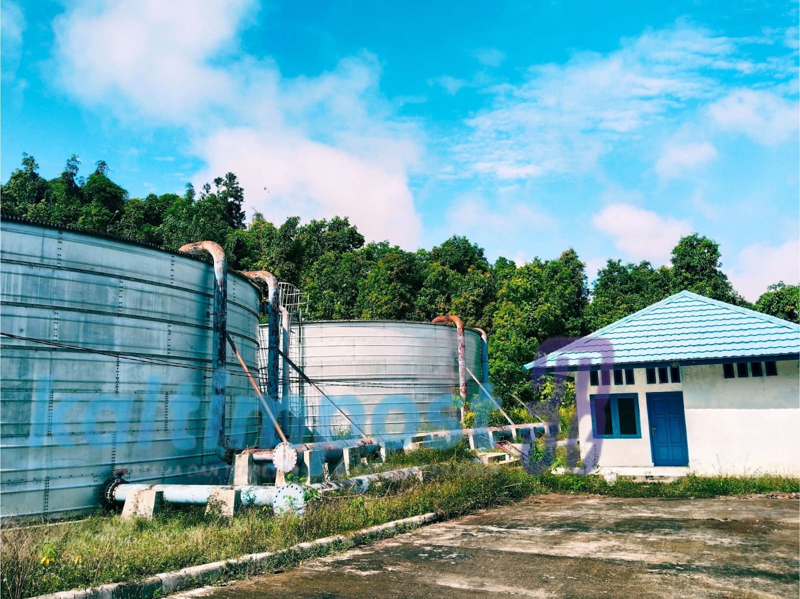 Booster Perumdam Tirta Sendawar di kawasan Gunung Punai, Barong Tongkok, yang berfungsi menjaga tekanan dan distribusi air bersih ke pelanggan.
