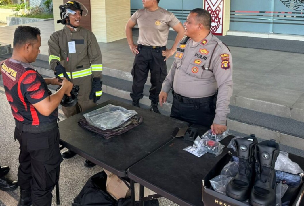 BINSIK: Latihan pembinaan fisik (binsik) digelar jajaran Polresta Balikpapan, di antaranya kemampuan penggunaan alat pelindung diri (APD) kebakaran hutan dan lahan (karhutla).