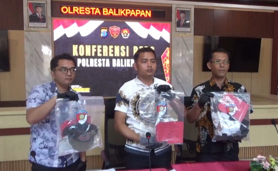 KRONOLOGI: Penyidik Satreskrim Polresta Balikpapan membeberkan kronologi pengungkapan kasus penikaman yang menewaskan korban penjaga toko.