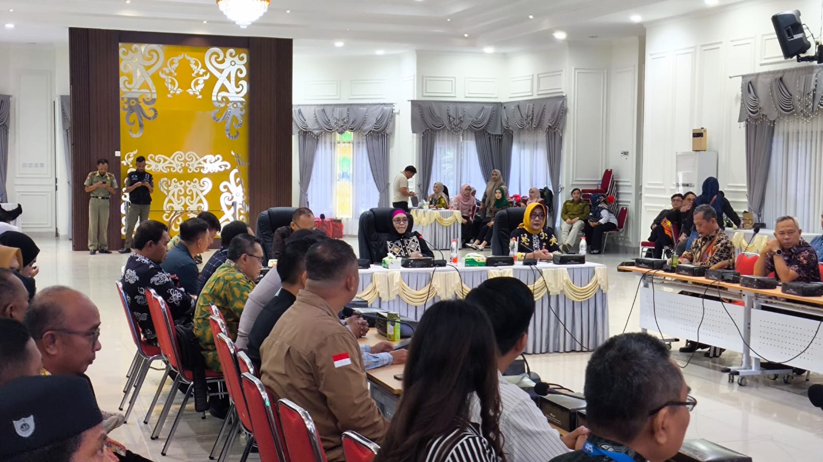 Kepala Dissos-PM Bontang menjelaskan hasil verifikasi data warga miskin di Kota Bontang. (ADIEL KUNDHARA/KP)