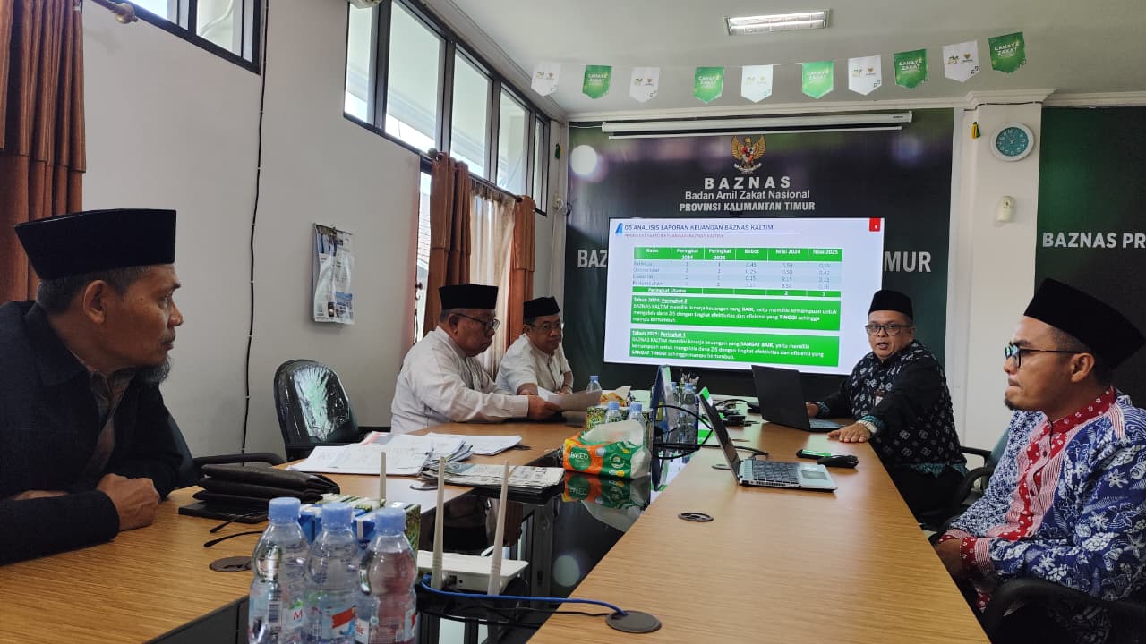 INFORMATIF: Tim BAZNAS Kaltim menyampaikan hasil audit eksternal pengelolaan ZIS 2025 di kantor Baznas Kaltim, Kamis (29/1).
