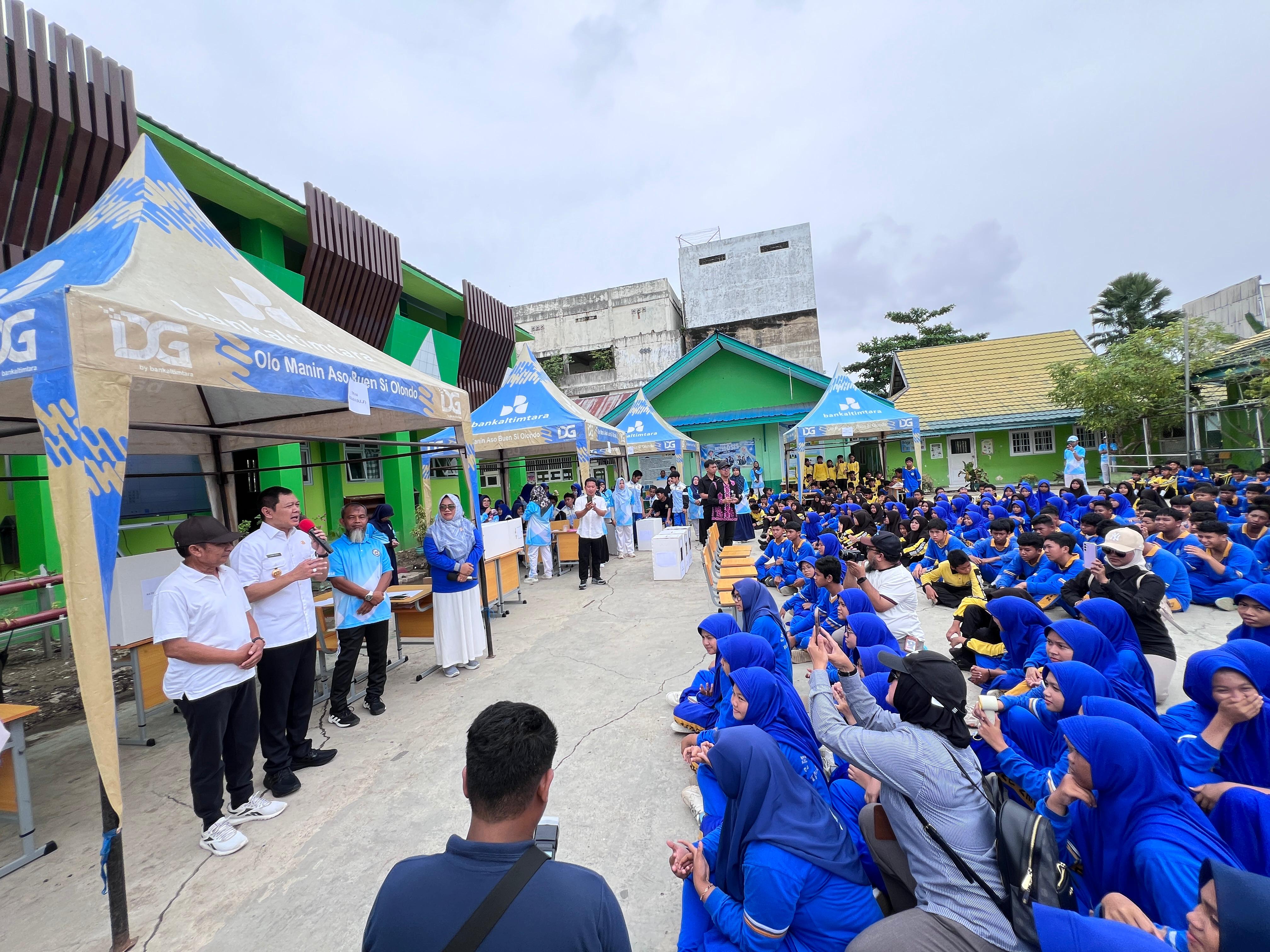 Bupati Paser dr Fahmi Fadli saat meninjau pembangunan gedung SMP 1 Tanah Grogot, Jum