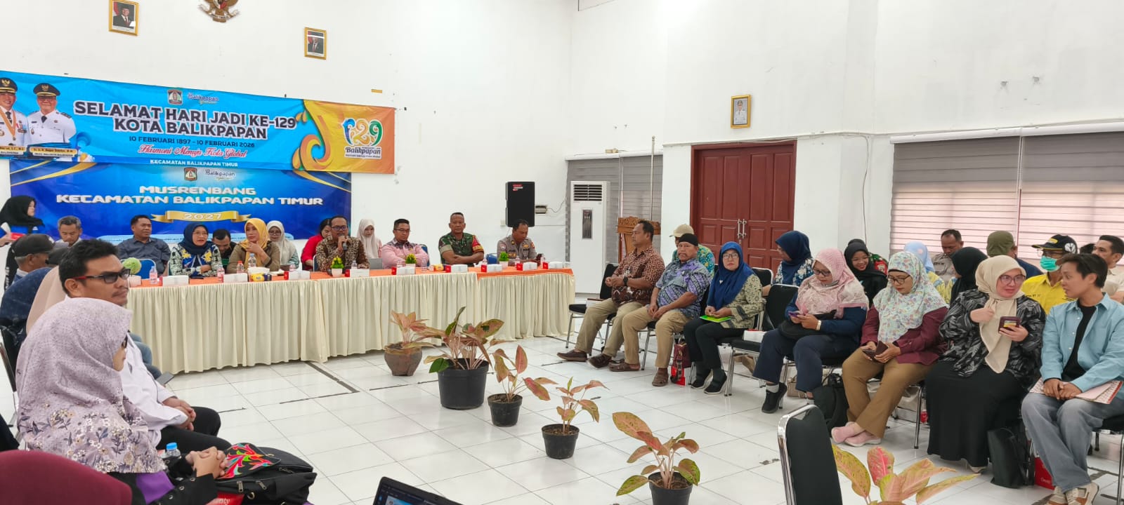 Camat Balikpapan Timur Rudy Iskandar (pegang mic) memaparkan usulan prioritas di empat kelurahan yang mayoritas berfokus pada penanganan banjir.  &nbsp;    &nbsp;