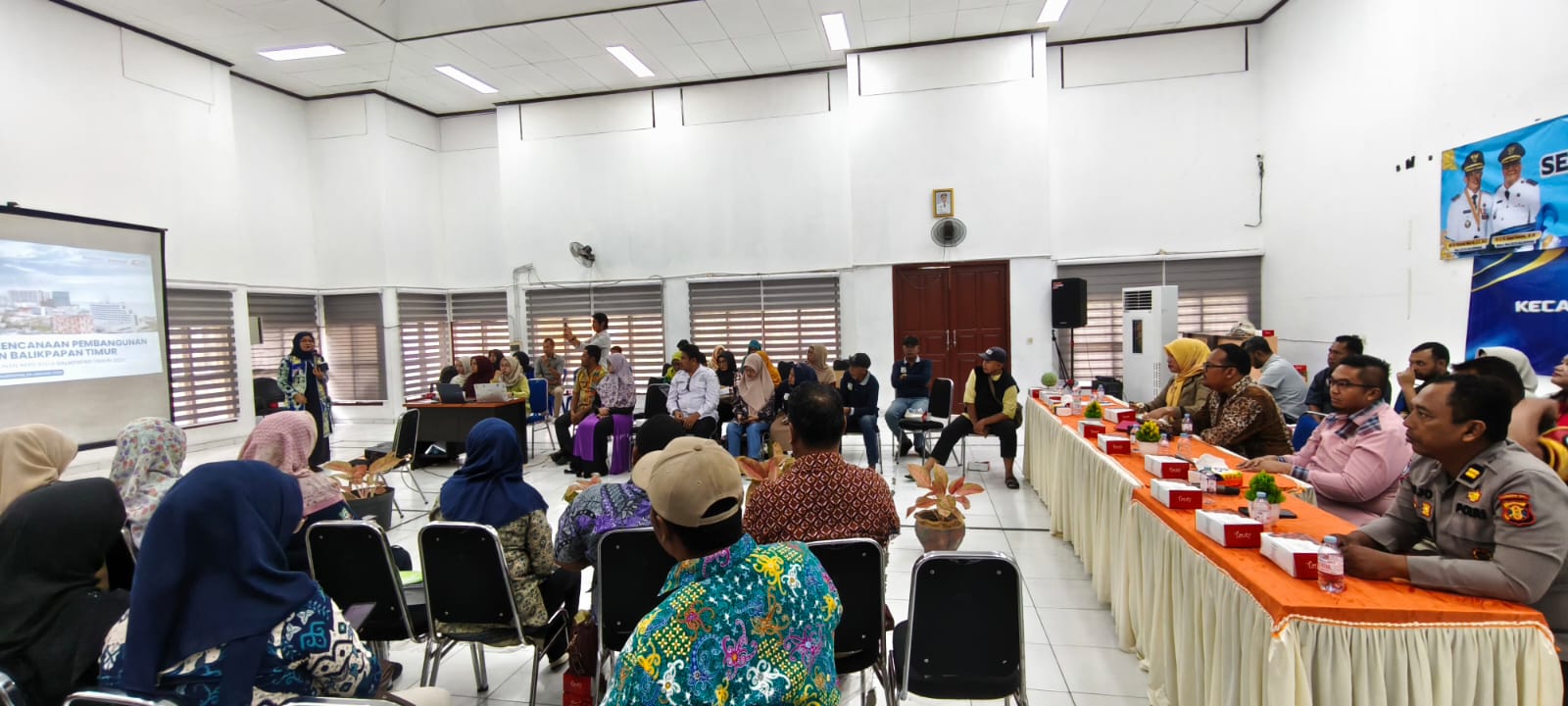 Kepala Bappeda Litbang Kota Balikpapan, Murni (berdiri depan) menyampaikan bahwa kelurahan merupakan ujung tombak pembangunan kota.