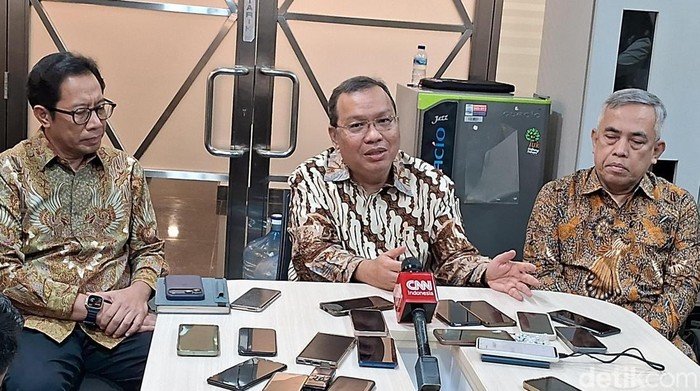 Iman Rachman (tengah).