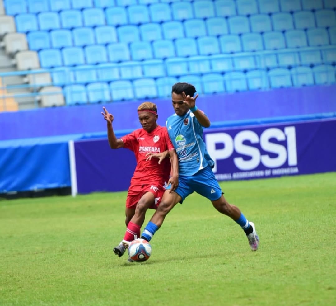 Pemain Kartanegara FC (merah) berebut bola dengan pemain Balikpapan United, Rabu (28/1).