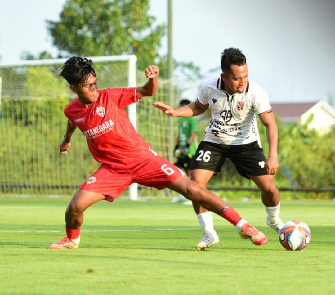 BERPENGALAMAN: Pemain BCL Abdul Rohim (putih) berupaya melindungi bola dari pemain Kartanegara FC.