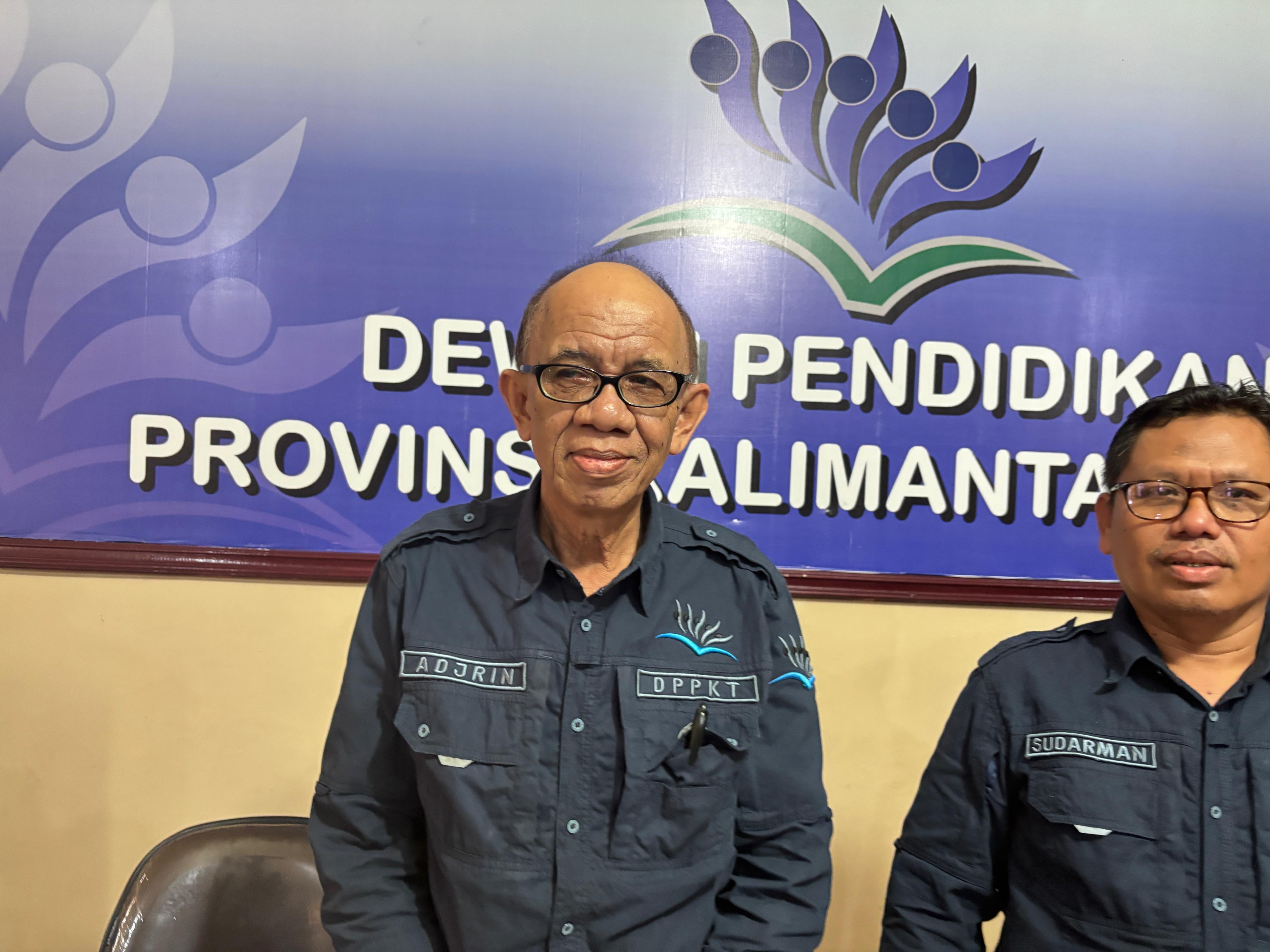 Ketua Dewan Pendidikan Kaltim, Adjrin, menyampaikan kritik terhadap penetapan penugasan 176 kepala sekolah. (FOTO/EKO PRALISTIO)